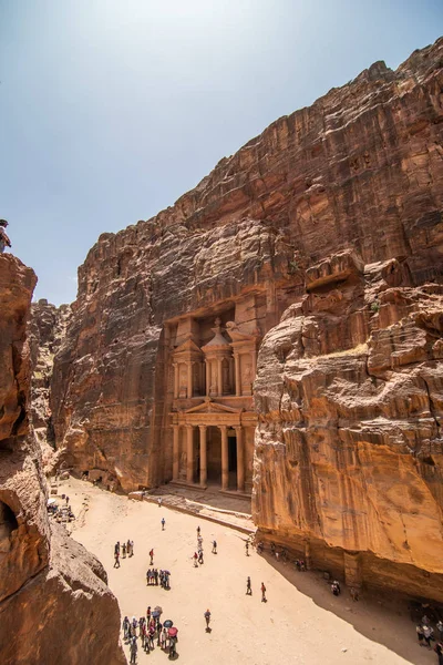 Petra, Jordanien-maj 2019: Ancient Treasury i Petra, Jordanien. Petra har funnits på UNESCO: s världsarvslista sedan 1985 — Stockfoto