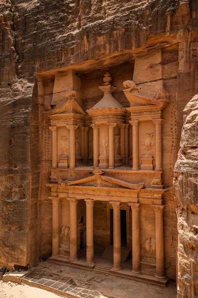 Petra, Jordanien-maj 2019: Ancient Treasury i Petra, Jordanien. Petra har funnits på UNESCO: s världsarvslista sedan 1985 — Stockfoto