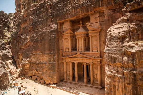Jordan, Ancient Petra-maj, 2019: turistkomplex av den antika staden Petra med turister och lokalbefolkningen — Stockfoto
