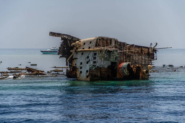 Şarm El Şeyh, Mısır - Mayıs, 2019: Tiran adası yakınlarındaki gemi enkazı - Şarm beldesinin cazibe