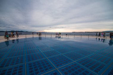 Zadar, Hırvatistan - Temmuz 2019: Zadar Hırvatistan 'da güneş sahnesi