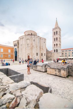 Zadar, Hırvatistan - Temmuz 2019: Hırvatistan 'ın Zadar kentinde 9. yüzyıldan kalma muazzam bir yapı olan St. Donat Kilisesi