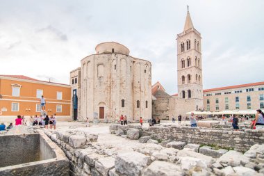 Zadar, Hırvatistan - Temmuz 2019: Hırvatistan 'ın Zadar kentinde 9. yüzyıldan kalma muazzam bir yapı olan St. Donat Kilisesi