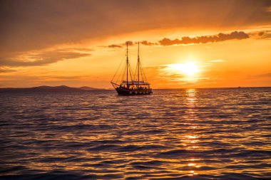 Zadar, Hırvatistan - Temmuz 2019: Hırvatistan 'ın Zadar kentindeki Sunset üzerindeki eski deniz kıyısı