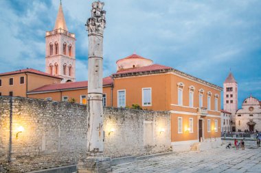 Zadar, Hırvatistan - Temmuz 2019: Zadar tarihi meydan ve kilise akşam manzarası, Dalmaçya, Hırvatistan