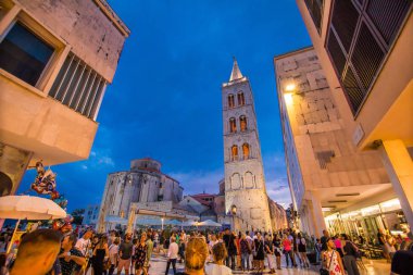Zadar, Hırvatistan - Temmuz 2019: Geceleri Zadar 'daki tarihi kent merkezi