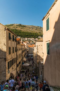 Dubrovnik, Hırvatistan - Temmuz 2019: Dubrovnik eski şehir sokağı.