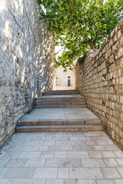 Dubrovnik, Hırvatistan - Temmuz 2019: Hırvatistan 'ın güneyindeki eski Dubrovnik kentinin eski sokakları.