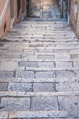 Dubrovnik, Hırvatistan - Temmuz 2019: Hırvatistan 'ın güneyindeki eski Dubrovnik kentinin eski sokakları.