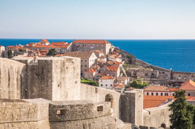 Dubrovnik, Hırvatistan - Temmuz 2019: Dubrovnik kasabasındaki güzel Akdeniz manzarası, Avrupa 'nın ünlü seyahati ve Hırvatistan' daki tarihi varış yeri