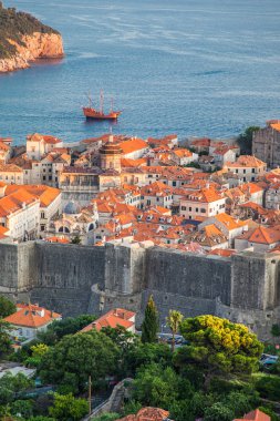 Dubrovnik, Hırvatistan - Temmuz 2019: Güzel bir yaz gününde eski Dubrovnik kenti, Hırvatistan