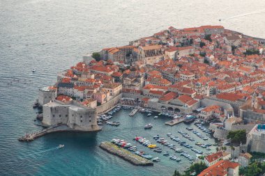Dubrovnik, Hırvatistan - Temmuz 2019: Dubrovnik 'te gün batımı. Panoramik görünüm