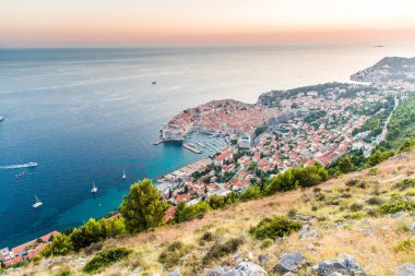 Dubrovnik, Hırvatistan - Temmuz 2019: Dubrovnik 'te gün batımı. Panoramik görünüm