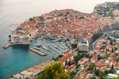 Dubrovnik, Hırvatistan - Temmuz 2019: Srdj dağının tepesinden Hırvatistan 'ın Dubrovnik kentindeki kalenin eski kısmına bakın.