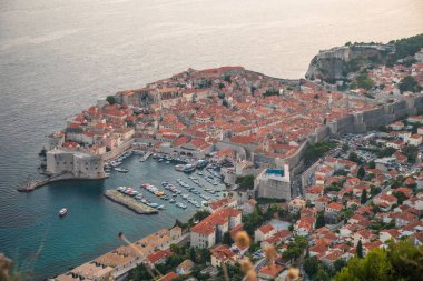 Dubrovnik, Hırvatistan - Temmuz 2019: Srdj dağının tepesinden Hırvatistan 'ın Dubrovnik kentindeki kalenin eski kısmına bakın.