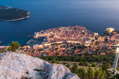 Dubrovnik, Hırvatistan - Temmuz 2019: Hırvatistan 'ın eski Dubrovnik kenti tepenin zirvesinden güneşli bir günde.