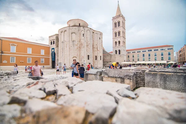 Zadar, Hırvatistan - Temmuz 2019: Hırvatistan 'ın Zadar kentinde 9. yüzyıldan kalma muazzam bir yapı olan St. Donat Kilisesi — Stok fotoğraf