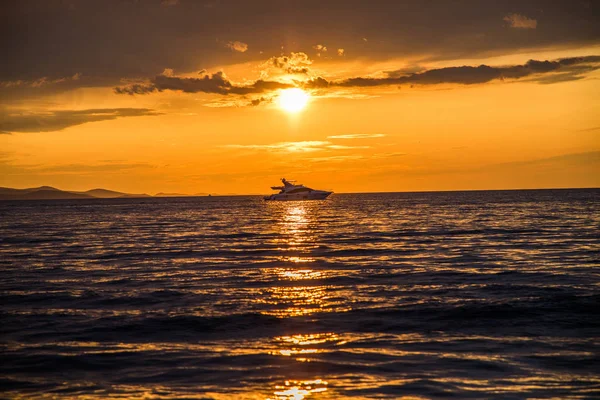 Zadar, Croácia - julho de 2019: pôr do sol em Zadar, Croácia — Fotografia de Stock