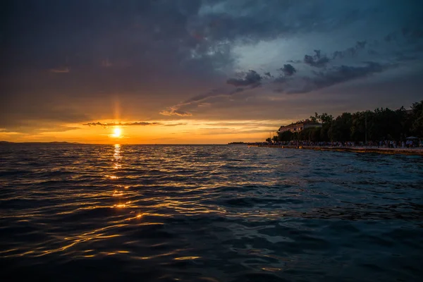 Zadar, Croácia - julho de 2019: Sunset in Zadar promenade, Croácia — Fotografia de Stock