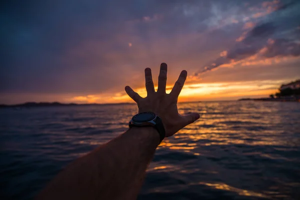 Zadar, Kroatië - juli 2019: overhandiging van de zonsondergang in Zadar, Kroatië — Stockfoto