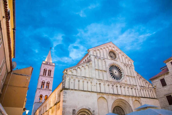 Zadar, Kroatië - Juli 2019: Historisch centrum in Zadar 's nachts — Stockfoto