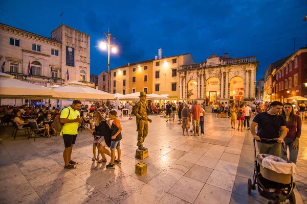 Zadar, Kroatië - Juli 2019: Historisch centrum in Zadar 's nachts — Stockfoto