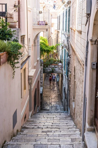 Dubrovnik, Croatie - Juillet 2019 : Vieilles rues de la vieille ville de Dubrovnik dans le sud de la Croatie . — Photo