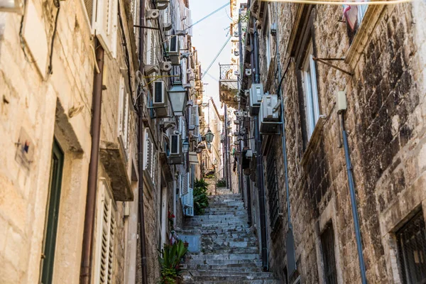 Dubrovnik, Croácia - julho de 2019: Rua estreita pitoresca em Dubrovnik, Croácia. Dubrovnik juntou-se à lista de Patrimônios Mundiais da UNESCO — Fotografia de Stock