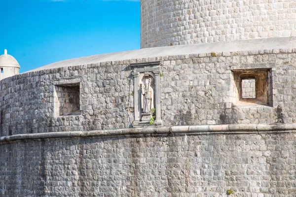 Dubrovnik, Croatie - Juillet, 2019 : Beaux paysages méditerranéens dans la ville Dubrovnik, célèbre voyage européen et destination historique en Croatie — Photo