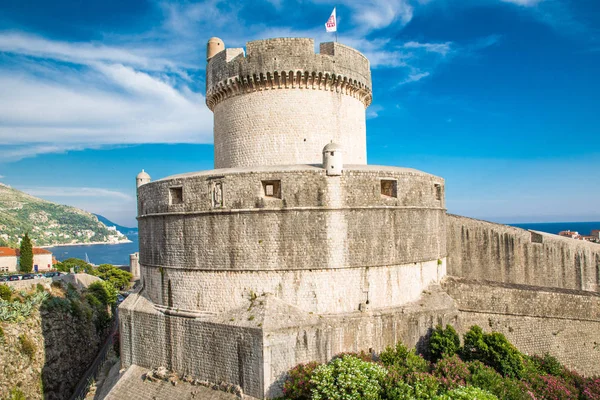 Dubrovnik, Croatie - Juillet, 2019 : Beaux paysages méditerranéens dans la ville Dubrovnik, célèbre voyage européen et destination historique en Croatie — Photo