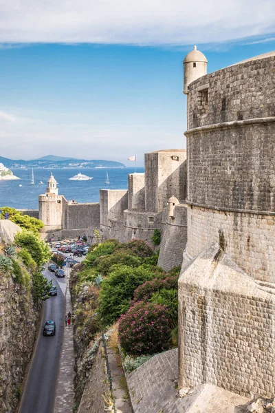 Dubrovnik, Kroatië - juli 2019: Prachtig mediterraan landschap in de stad Dubrovnik, beroemde Europese reizen en historische bestemming in Kroatië — Stockfoto