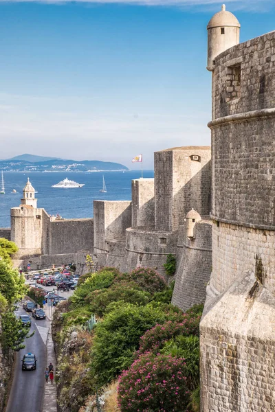 Dubrovnik, Kroatië - juli 2019: Prachtig mediterraan landschap in de stad Dubrovnik, beroemde Europese reizen en historische bestemming in Kroatië — Stockfoto