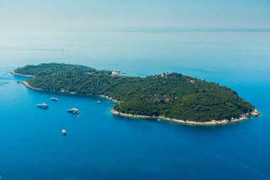 Dubrovnik, Hırvatistan. Eski kasabanın yakınındaki adada panoramik manzara. Yukarıdan görüntüle