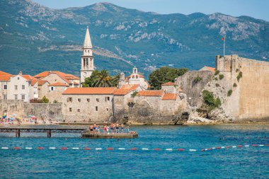 Budva, Karadağ - Temmuz 2019: Güzel bir yaz gününde Budva 'da eski bir kasaba, Karadağ