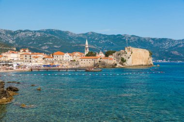 Budva, Karadağ - Temmuz 2019: Güzel bir yaz gününde Budva 'da eski bir kasaba, Karadağ