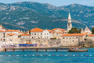 Budva, Karadağ - Temmuz 2019: Güzel bir yaz gününde Budva 'da eski bir kasaba, Karadağ