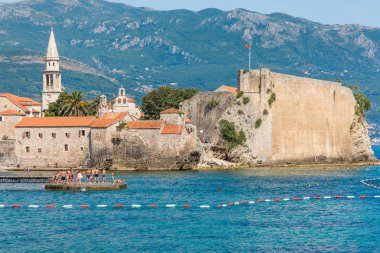 Budva, Karadağ - Temmuz 2019: Güzel bir yaz gününde Budva 'da eski bir kasaba, Karadağ
