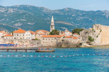 Budva, Karadağ - Temmuz 2019: Güzel bir yaz gününde Budva 'da eski bir kasaba, Karadağ