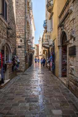 Budva, Karadağ - Temmuz 2019: Karadağ 'ın eski Budva kentindeki dar sokağa bak