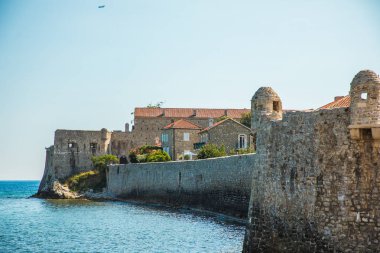 Budva, Karadağ - Temmuz 2019: Eski Budva Kasabası, Karadağ. Bu şehrin bahsi geçeli 26 yüzyıldan fazla oluyor..