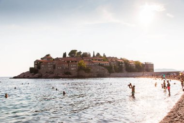 Budva, Karadağ - Temmuz 2019: Karadağ 'daki Sveti Stefan tatil beldesi.