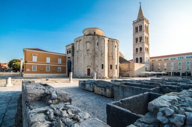 Zadar, Hırvatistan - Temmuz 2019: Zadar Meydanı, Dalmaçya, Hırvatistan 'da tarihi Roma eserleri