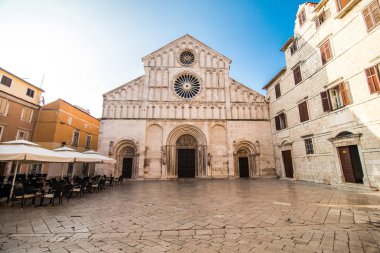Zadar, Hırvatistan - Temmuz 2019: Turizm kenti Zadar, Dalmaçya Hırvatistan 'ın sokakları