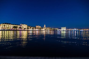 Split, Hırvatistan - Temmuz 2019: Eski Split Kasabasının Geceleri Panoraması, Hırvatistan