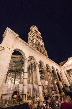 Split, Hırvatistan - Temmuz 2019: Peristyle ve Diocletian Sarayı Akşam vakti Hırvatistan 'ın Split kentinde