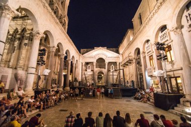 Split, Hırvatistan - Temmuz 2019: Peristyle ve Diocletian Sarayı Akşam vakti Hırvatistan 'ın Split kentinde