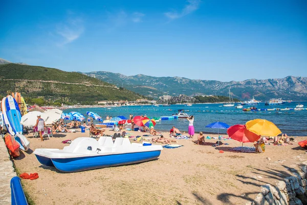 Budva, Montenegro - julio de 2019: Playa del casco antiguo de Budva en Budva, Montenegro — Foto de Stock