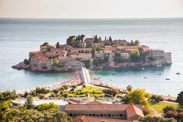 Budva, Montenegro - juli 2019: Resorten Sveti Stefan i Montenegro ovanifrån — Stockfoto