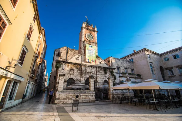 Zadar, Kroatië - juli 2019: Historische stenen straat van Zadar, Dalmatië, Kroatië — Stockfoto
