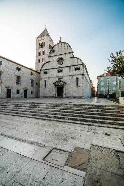 Zadar, Kroatië - juli 2019: Historische Romeinse artefacten op het Zadar plein, Dalmatië, Kroatië — Stockfoto